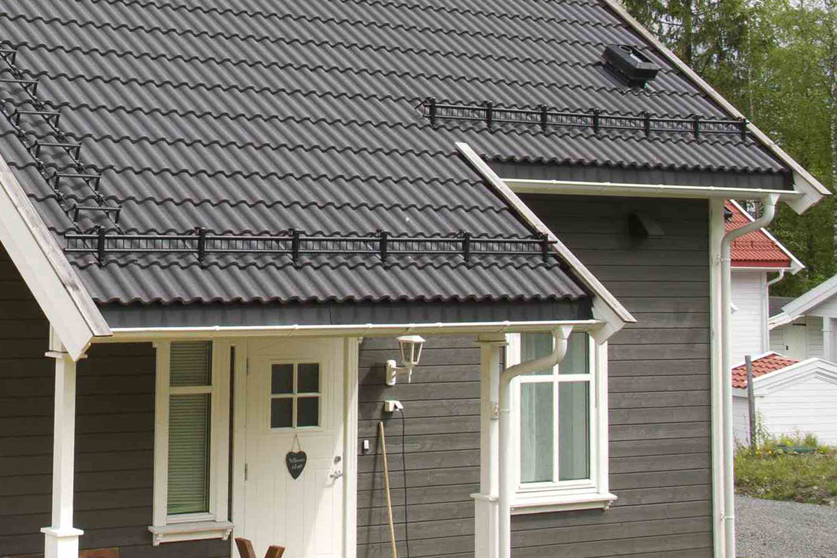Hus med takbeklädnad av takpannor och snörasskydd