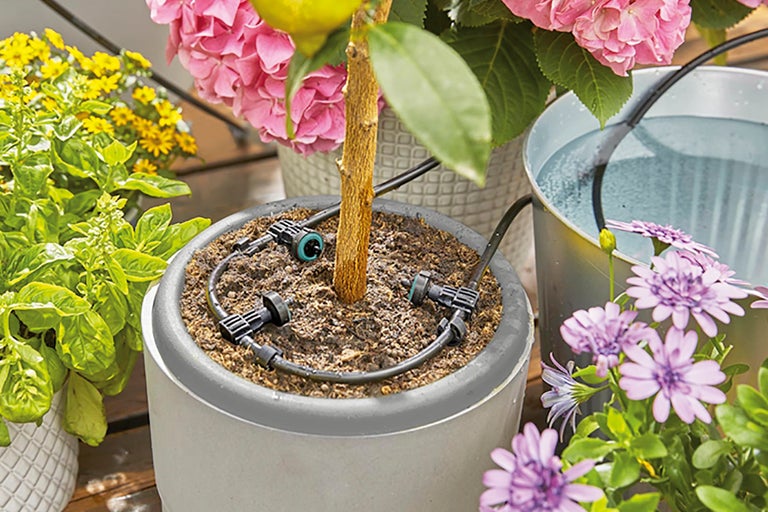 Bevattningssystem för växter i krukor på en terrass
