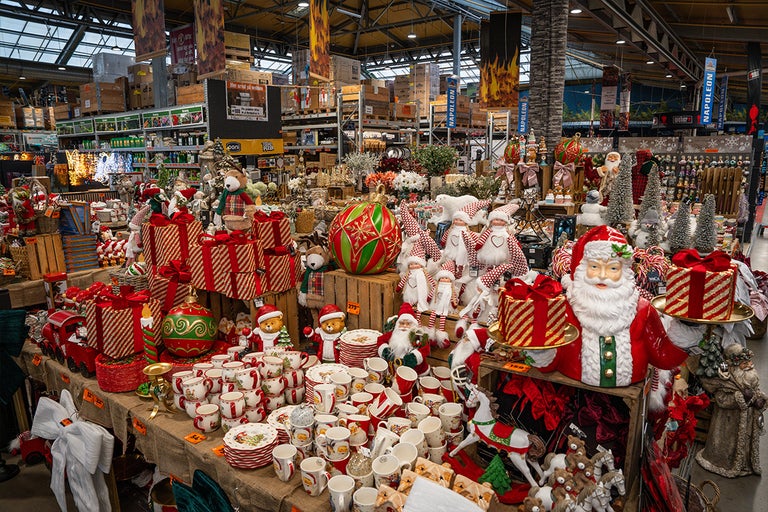 Juldekorationer och presentartiklar på ett försäljningsbord i en järnaffär