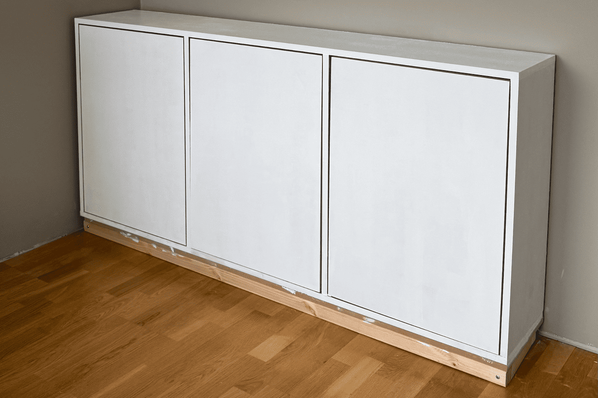 Vit radiatorbeklädnadsskåp med tre dörrar