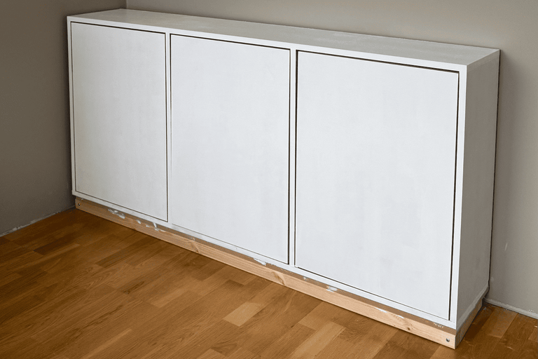 Vit radiatorbeklädnadsskåp med tre dörrar