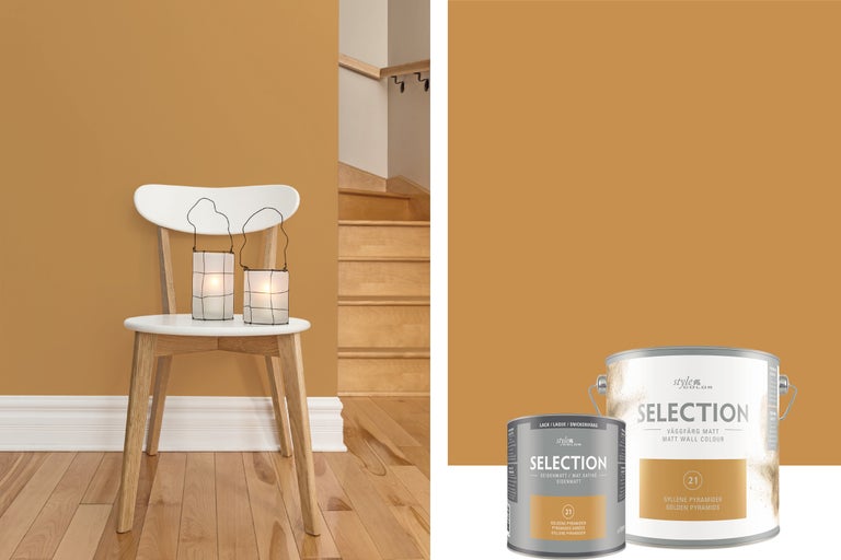 Miljöbild med väggfärg i Gyllene pyramider, nyans 21 från Style Color Selection, med dekoration och trätrappa