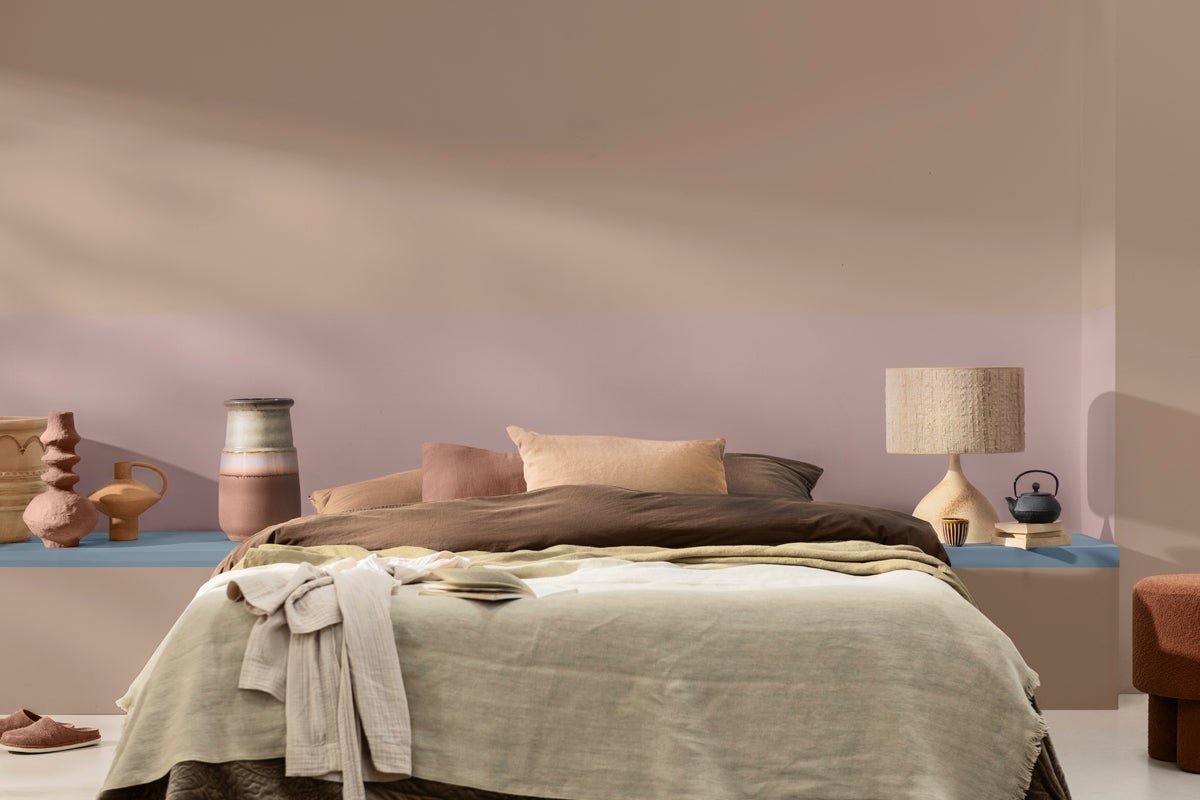 Sovrum med säng, sänglampa och dekorativa vaser för en mysig atmosfär