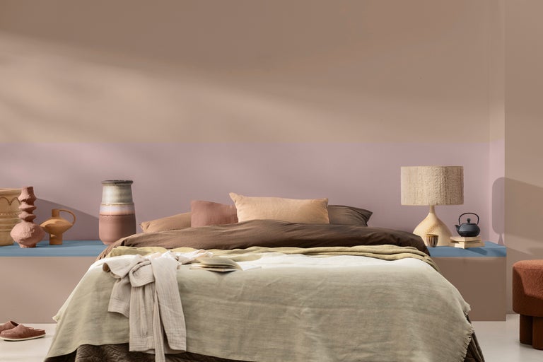 Sovrum med säng, sänglampa och dekorativa vaser för en mysig atmosfär