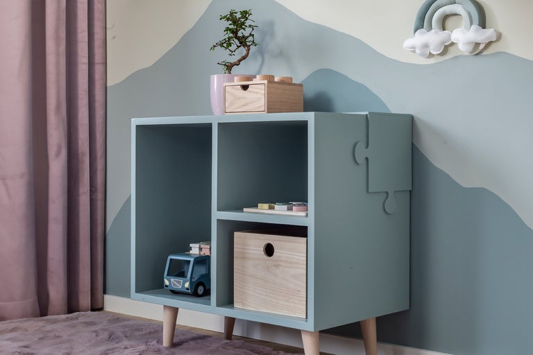 Lekrumsscen med hylla, leksaker och dekorativa element