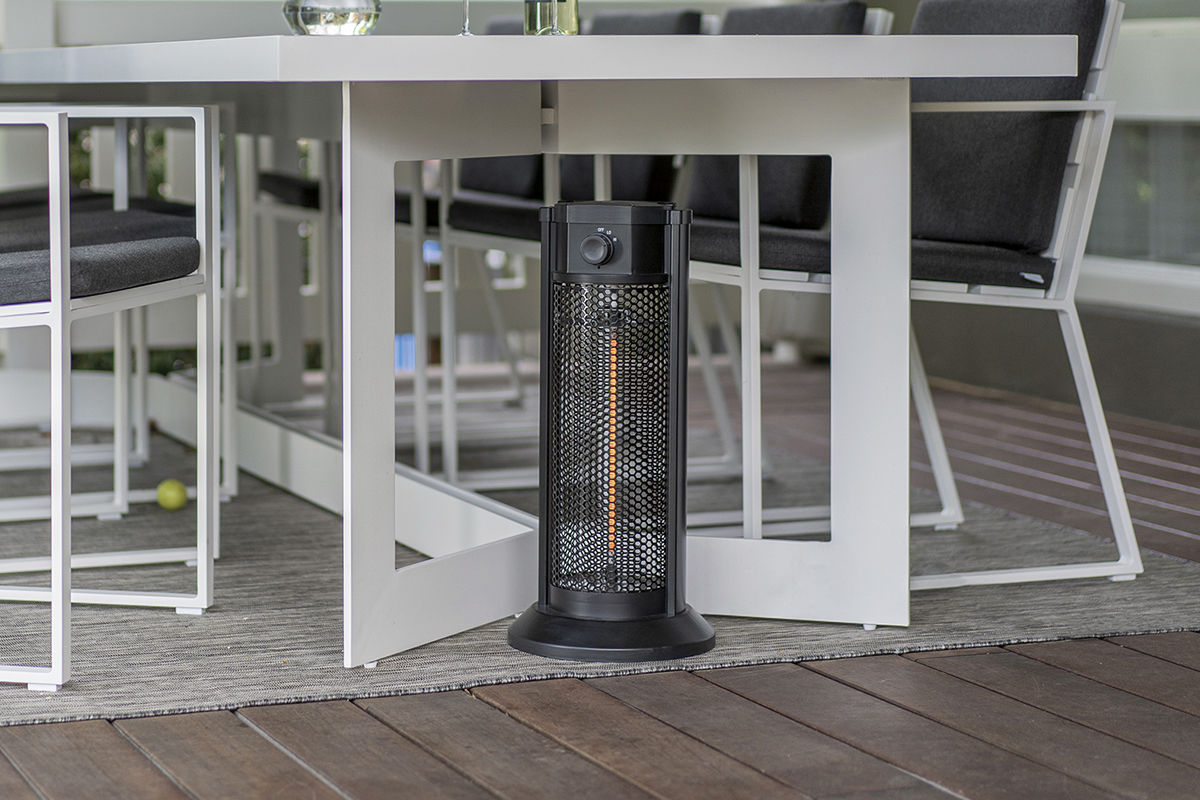 Terrass med terrassvärmare under ett trädgårdsbord