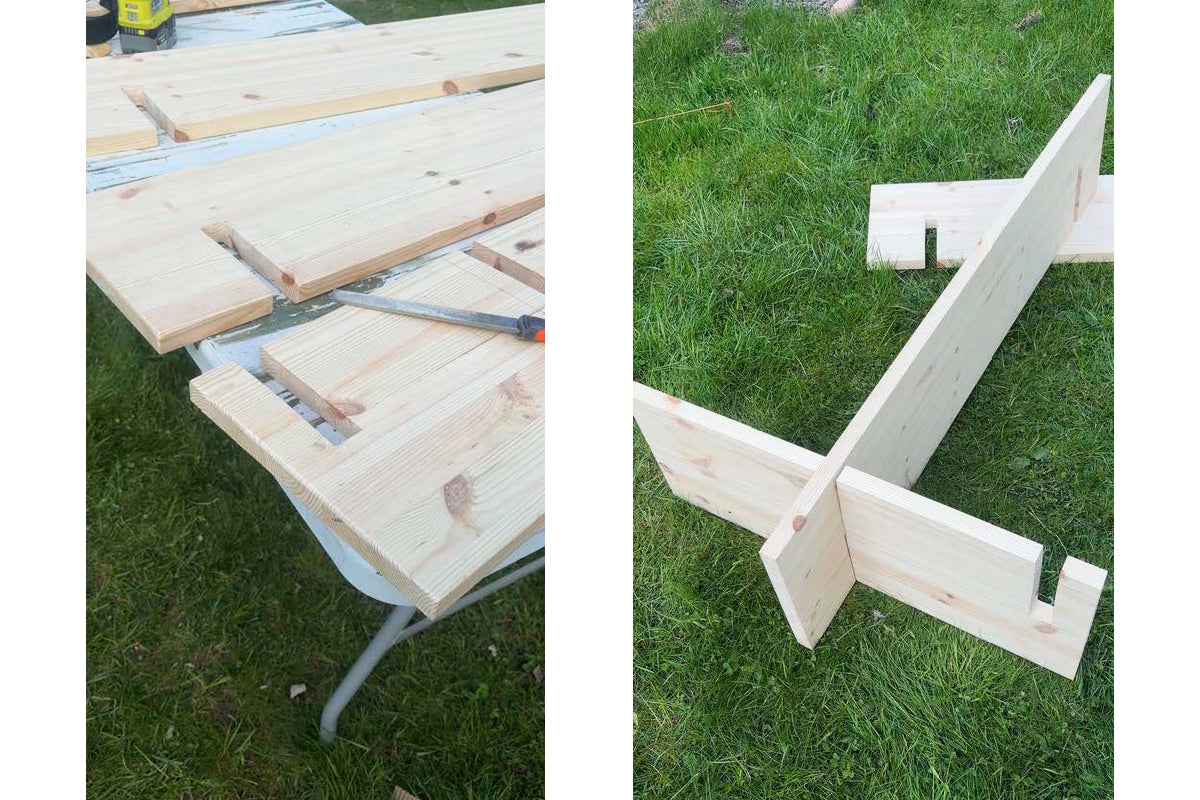 Brädor av furu med ursparningar för insticksförbindningar, liggande på ett bord och sammanfogade i kors i en trädgård.