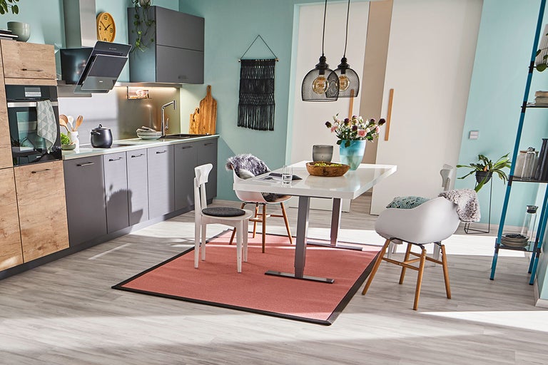 Ljust kök med matbord och stolar