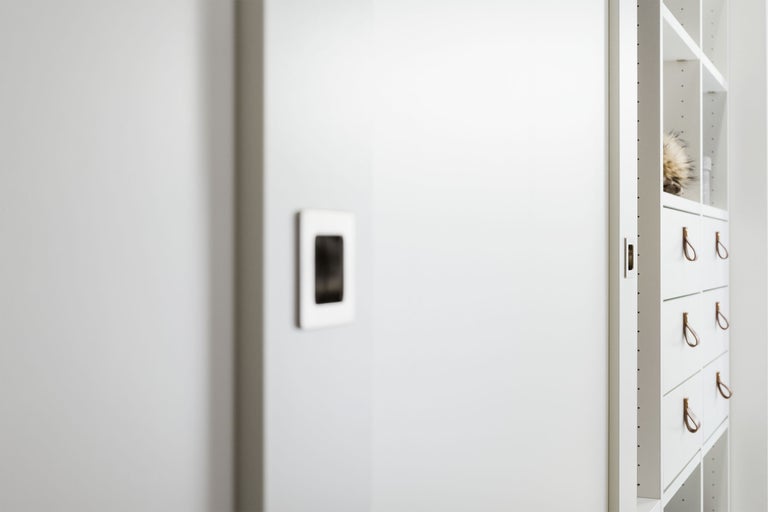 Ljus klädkammare med skjutdörr och lådor