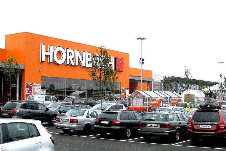 Utomhusvy av en Hornbach-butik med parkeringsplats