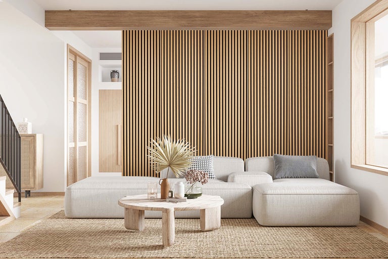 Vardagsrum med panelvägg, soffa och soffbord på matta