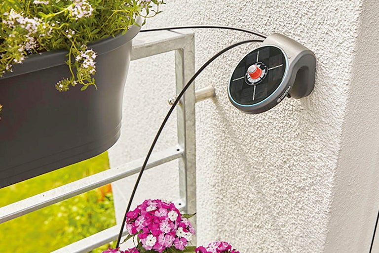 Gardena väggmonterad slangbox med blomlådor och bevattningssystem