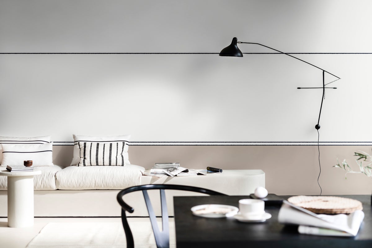 Vardagsrum med soffa, bord och golvlampa