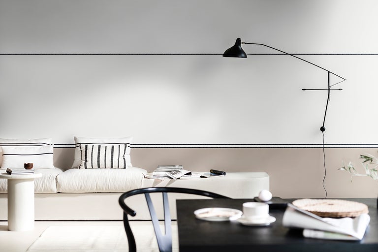 Vardagsrum med soffa, bord och golvlampa