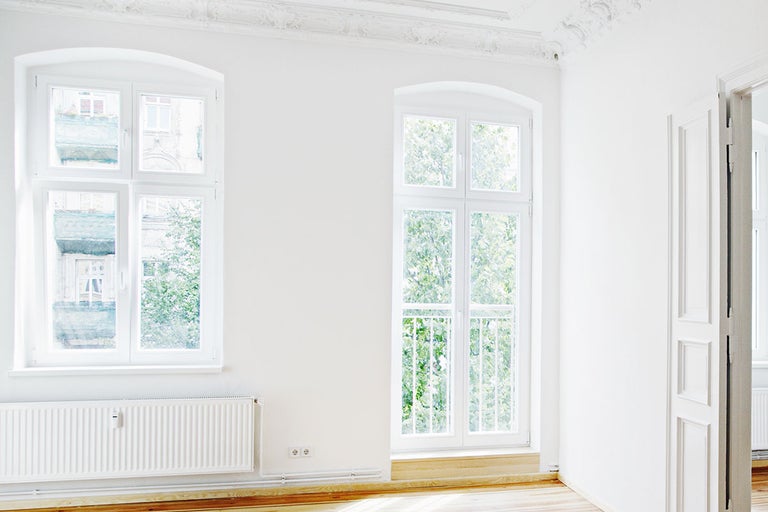 Ljust rum med radiator och fönster