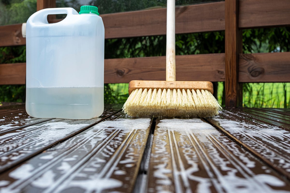Terrassrengöring med rengöringsmedel och borste
