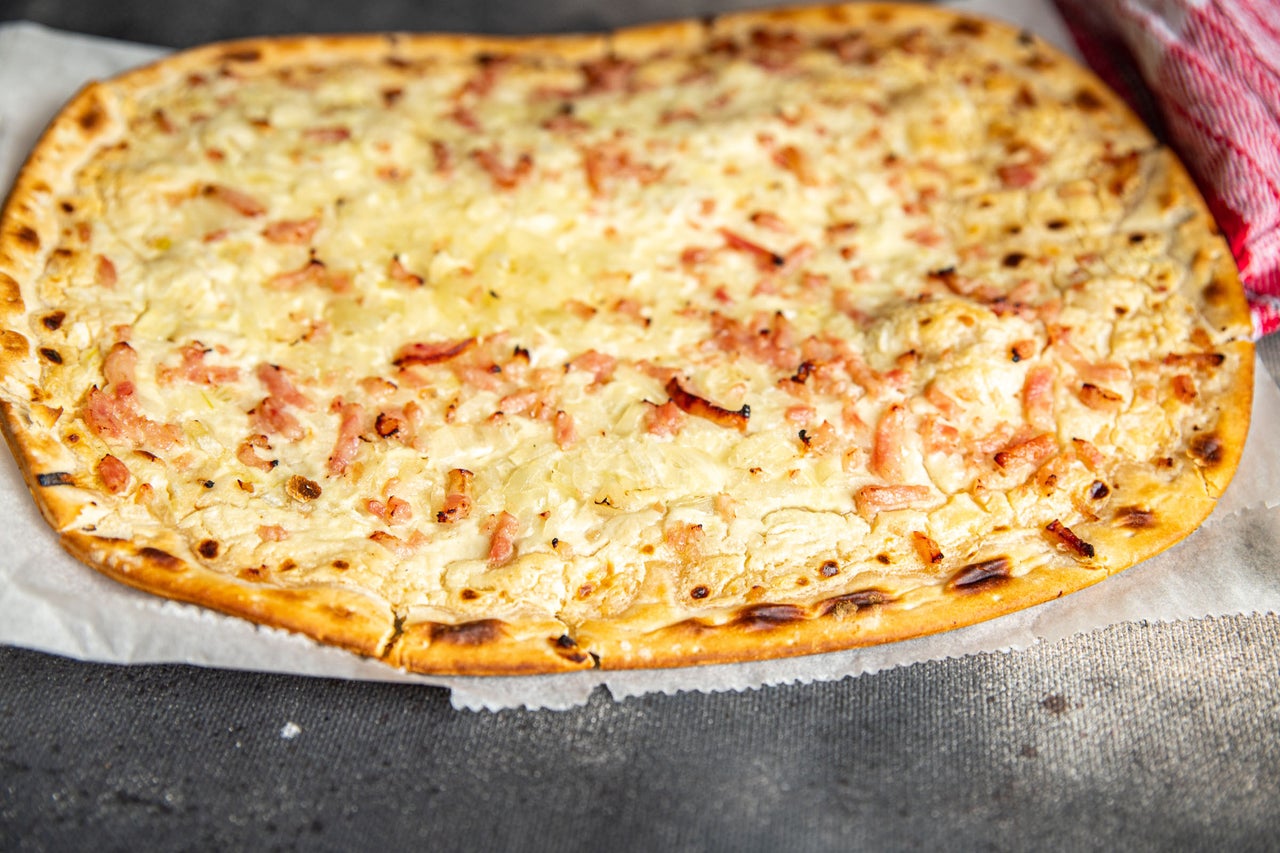 Flammkuchen med bacon och lök på bakplåtspapper