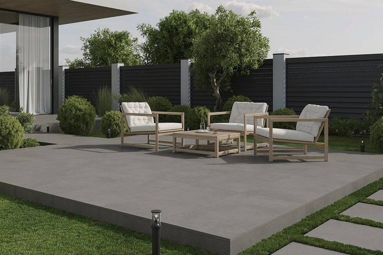 Terrass med trädgårdsmöbler och grå terrassplattor