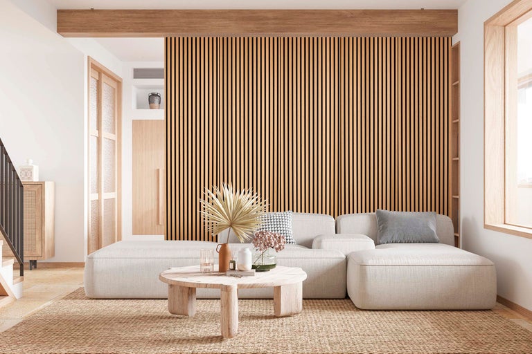 Ljust vardagsrum med träpanelvägg, soffa och soffbord