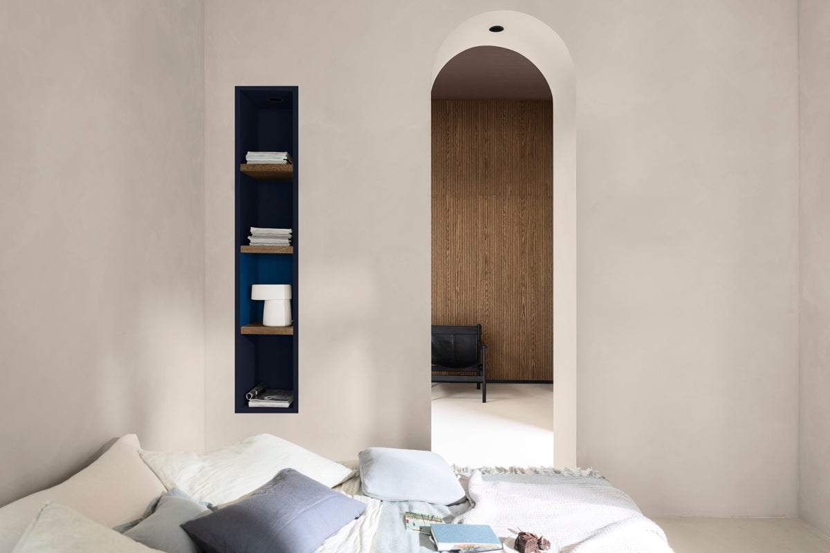 Ljus interiör med hylla, dekoration och tillgång till angränsande rum