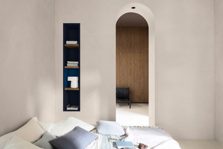 Ljus interiör med hylla, dekoration och tillgång till angränsande rum