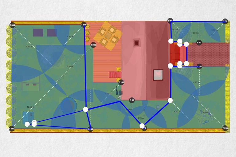 Vy från ovan av en tomt med ett inritat bevattningssystem