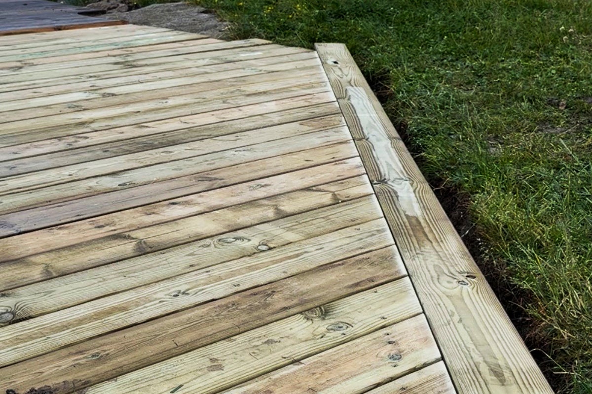 Ytterfris innan avkapad i vinkel med övriga trallen.