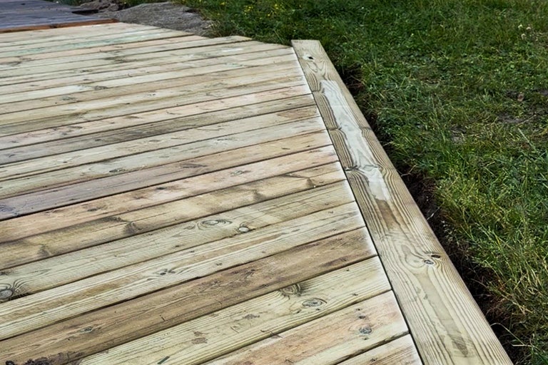 Ytterfris innan avkapad i vinkel med övriga trallen.
