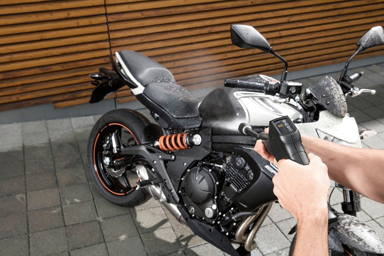 Motorcykeltvätt med högtryckstvätt