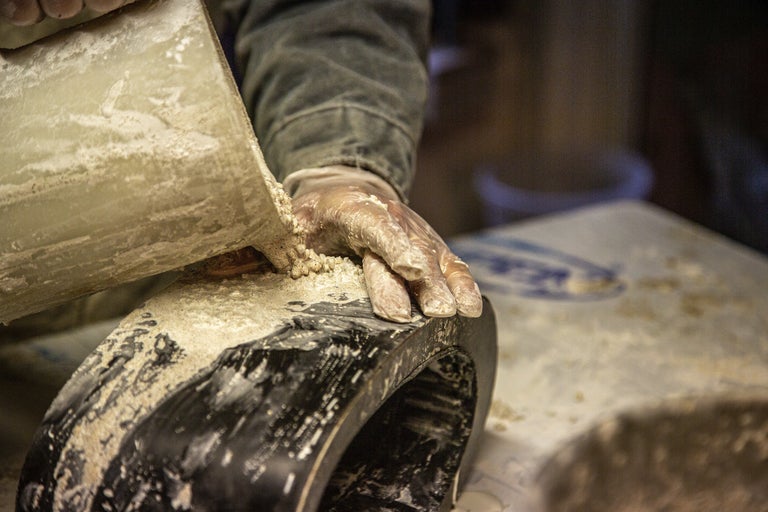 Gips gjuts i en form