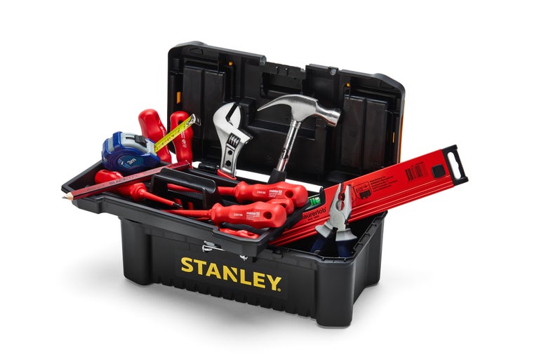 Öppen svart verktygslåda från Stanley med olika verktyg som skruvmejslar, hammare, tång, skiftnyckel, vattenpass, penna och måttband