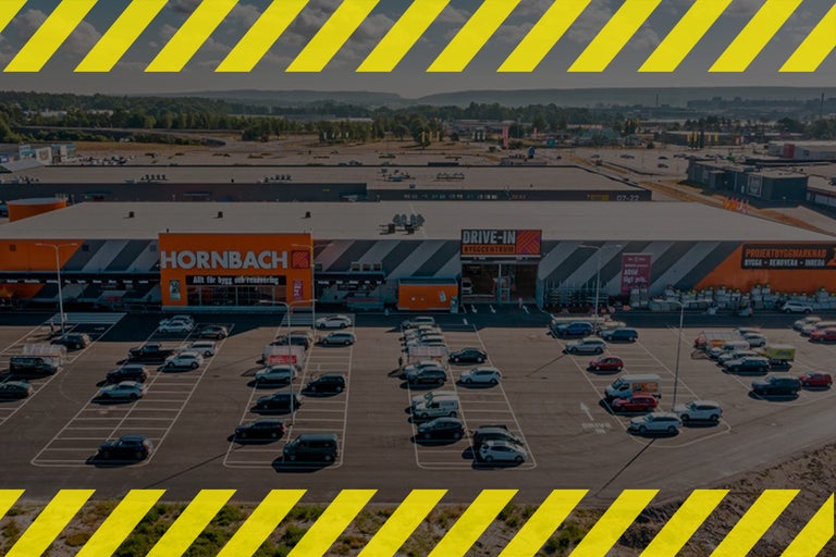 Hornbach byggvaruhusbyggnad med parkeringsvy
