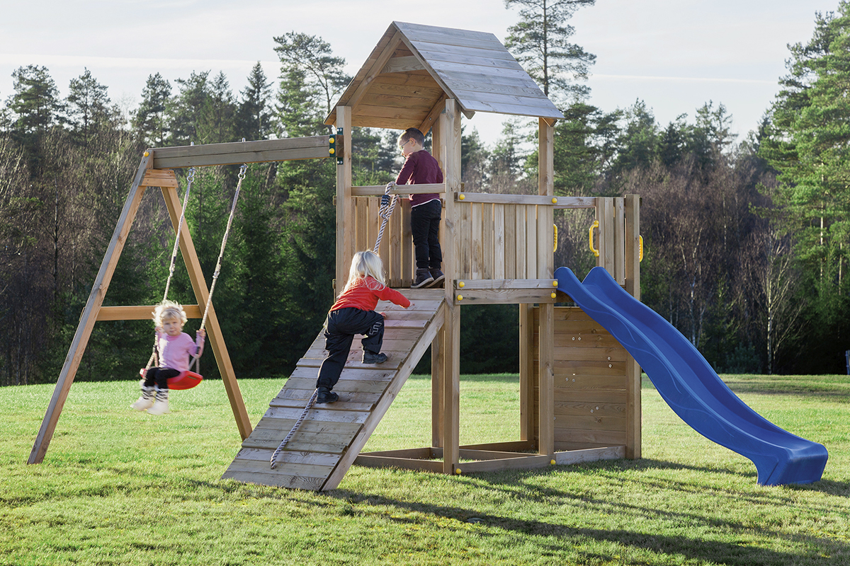 Lekplats med gunga, rutschkana och lektorn i trädgården