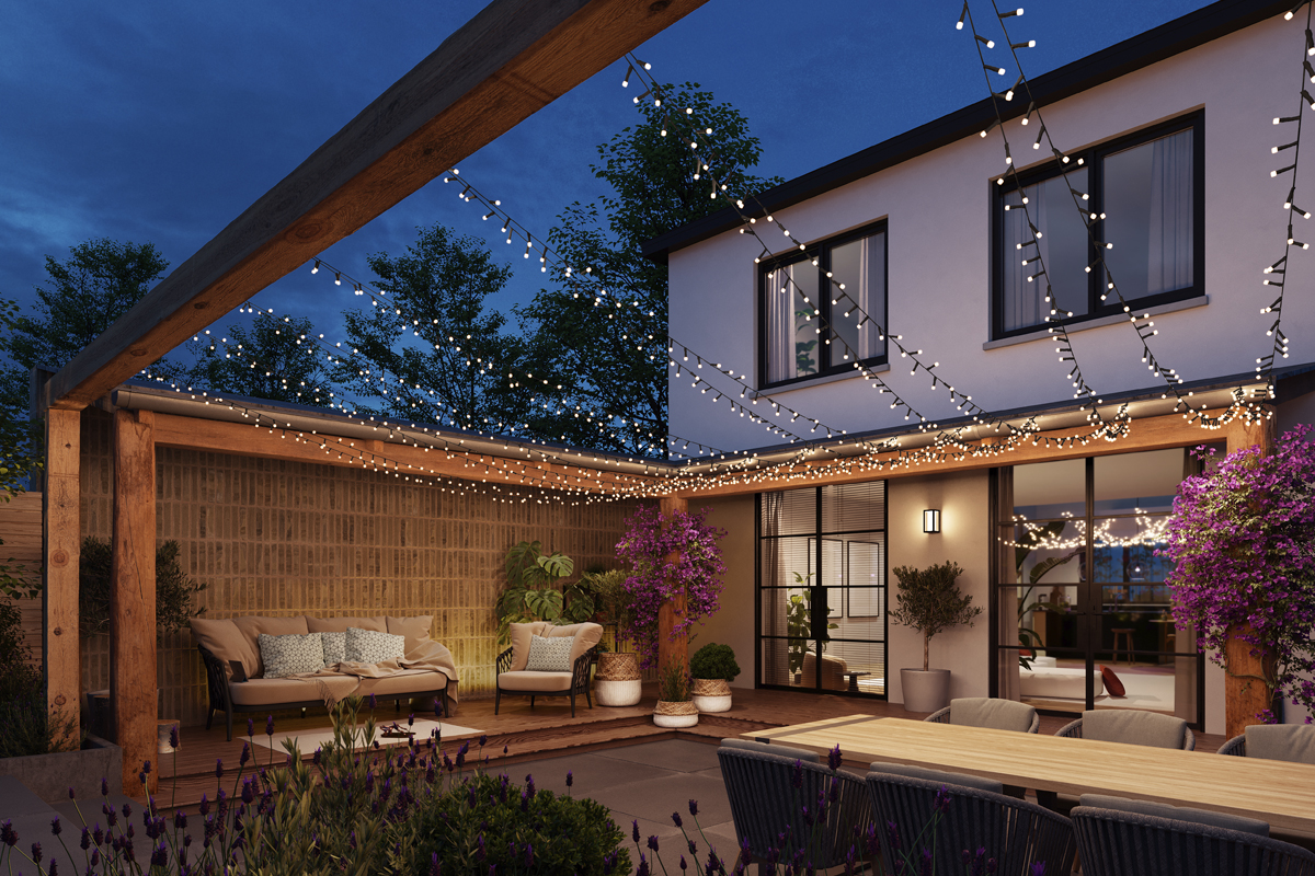 Uteplats med träpergola, ljusslingor, sittgrupp och matbord på natten