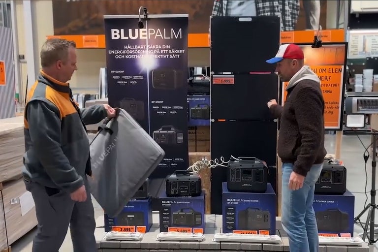 Utställning av Bluepalm kraftstationer i en Hornbach-butik.