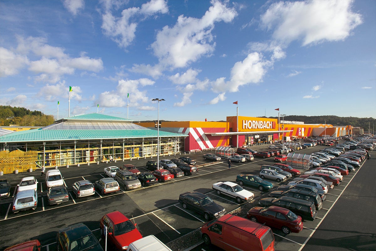 Utomhusvy av en Hornbach-byggmarknad med parkeringsplats