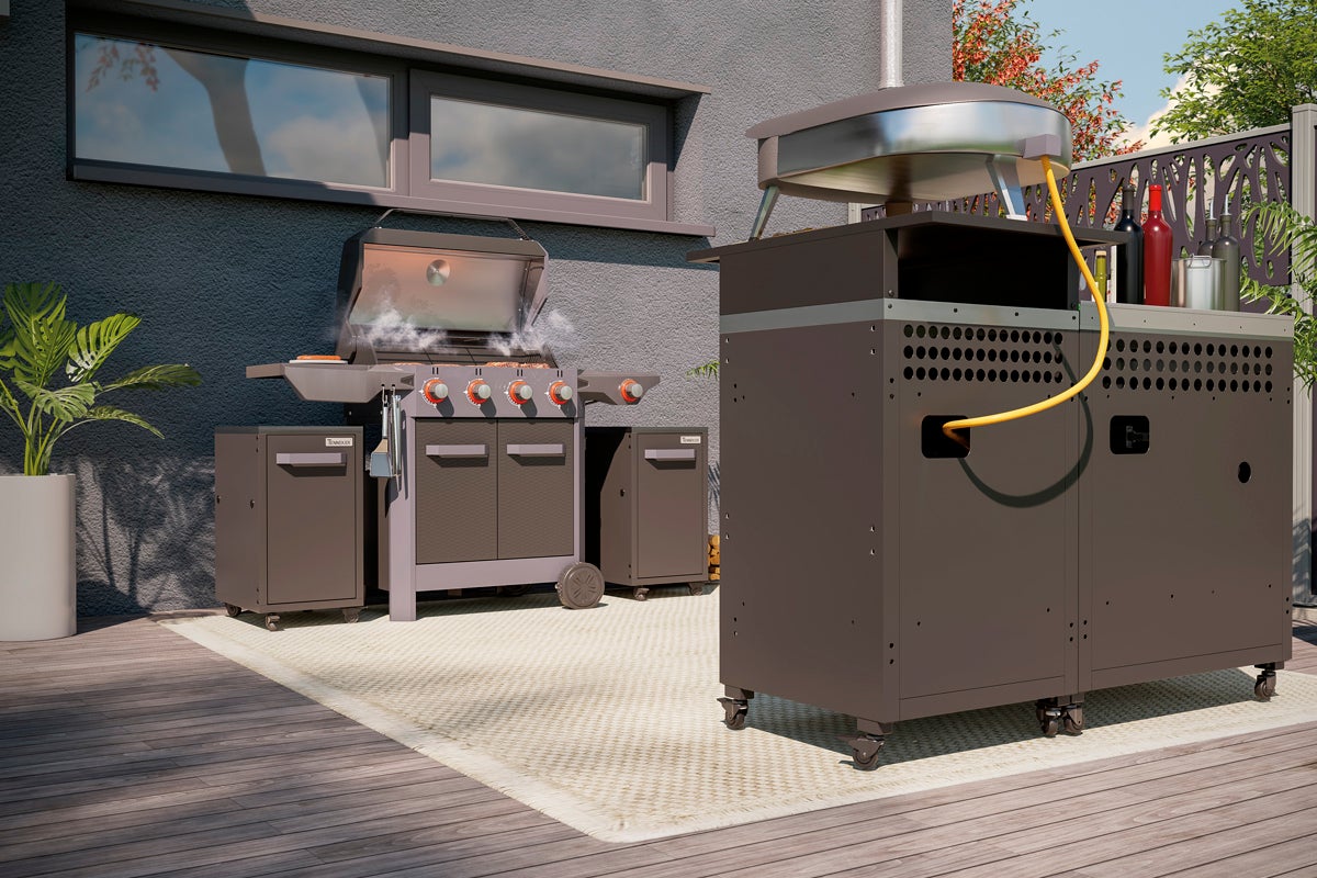 Utomhusscen med grill och pizzaugn på ett bord