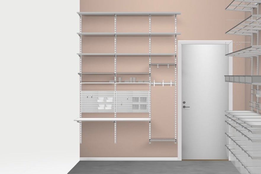Hyllsystem med hyllor, krokar och perforerad platta för väggmontering.