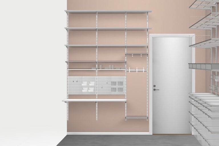 Hyllsystem med hyllor, krokar och perforerad platta för väggmontering.