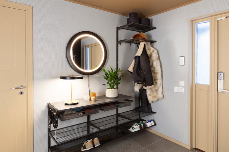 Entré med garderobsystem, spegel, lampa och tillbehör