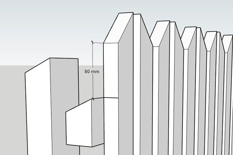 Illustration av ett trästaket med måttangivelse på 80 millimeter för spjälornas överhäng.