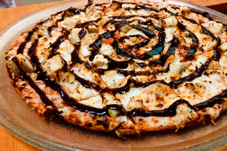 Pizza med kyckling och sås