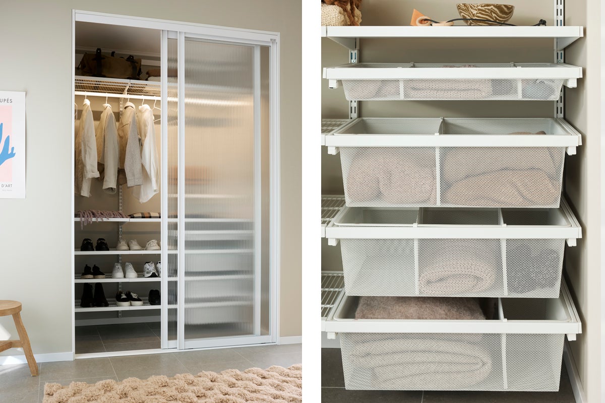 Garderob med skjutdörrar och trådkorgar för förvaring av kläder och tillbehör.