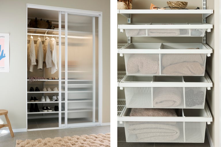 Garderob med skjutdörrar och trådkorgar för förvaring av kläder och tillbehör.