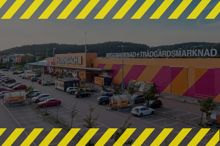 Utomhusvy av en Hornbach bygg- och trädgårdsmarknad med parkeringsplats