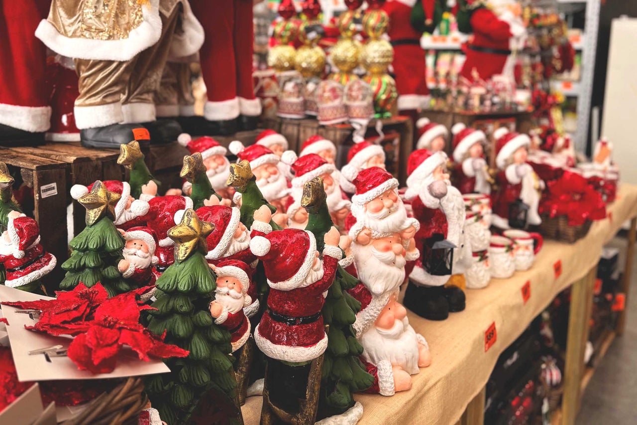 Urval av juldekorationsartiklar med jultomtemotiv på ett bord