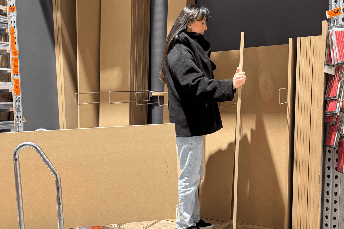 Kund väljer en träpanel i Hornbachs byggvaruhus
