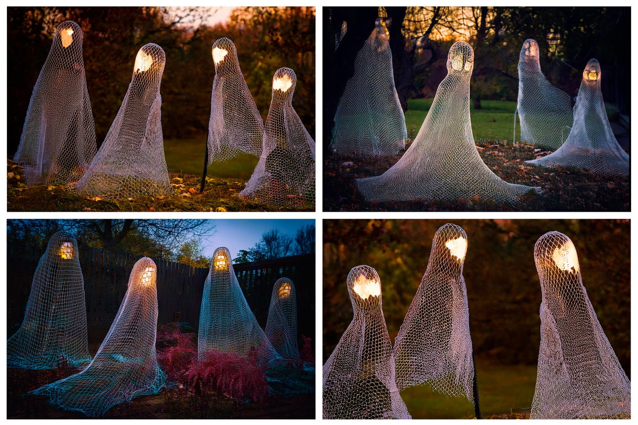 Collage av fyra bilder som visar upplysta spökfigurer av metallnät utomhus, lämpliga för Halloween-dekorationer