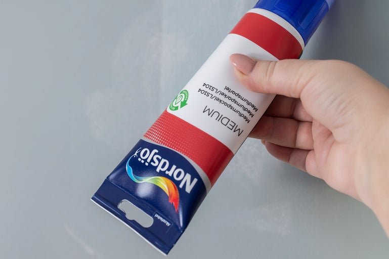 Tub med medelhårt spackel i handen