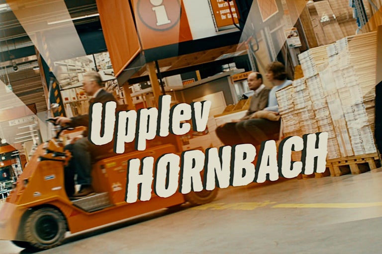 Scen på ett Hornbach-varuhus med ett transportfordon och texten Upplever Hornbach